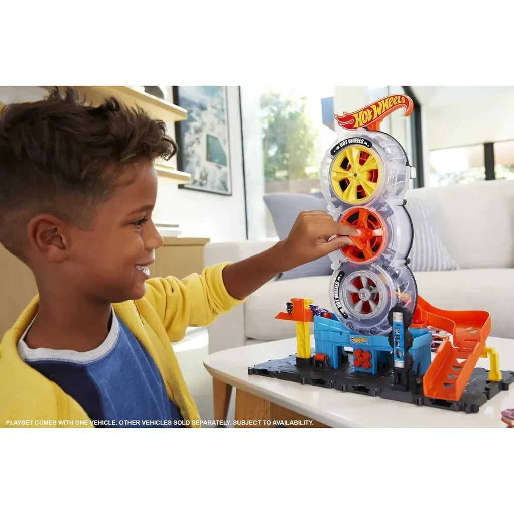 Hot Wheels Super Twist Tire Shop HDP02 – Spinning Tire Playset with Lift Mechanism, Twisting Action & 1 Vehicle | Connects to Other Hot Wheels Tracks - Naivri