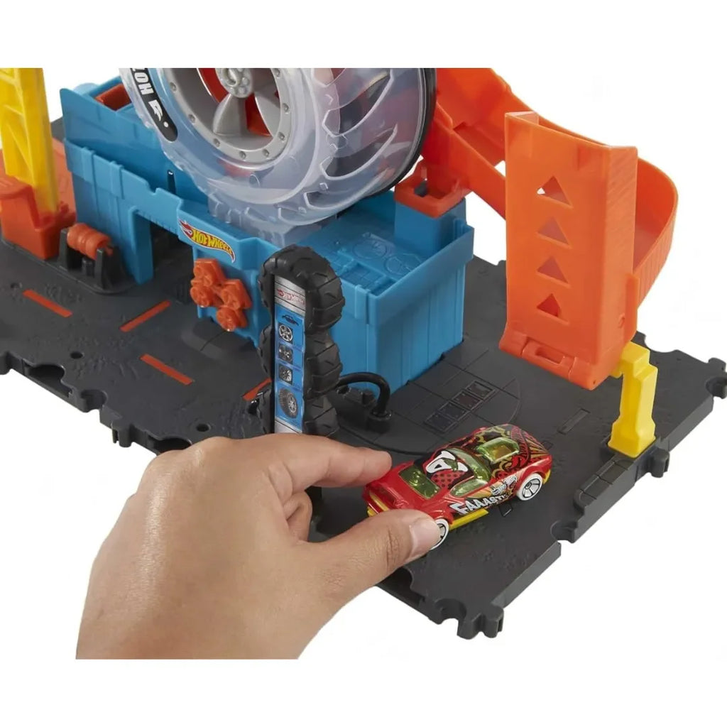 Hot Wheels Super Twist Tire Shop HDP02 – Spinning Tire Playset with Lift Mechanism, Twisting Action & 1 Vehicle | Connects to Other Hot Wheels Tracks - Naivri